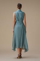 فستان ميدي أزرق بتطريزات زهرية