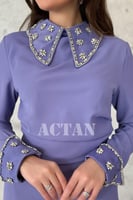 فستان ميدي بياقة وأساور مطوية مزينة بكريستالات