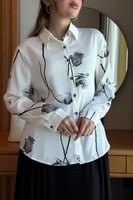 قميص بطبعات ورود لون ابيض