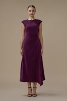 فستان ميدي عنابي بتفاصيل مطرزة