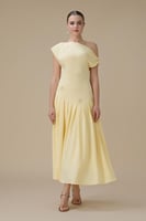 فستان أصفر ميدي بكتف واحد وقصة أنثوية