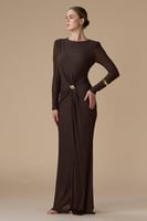 فستان بني طويل بأكمام طويلة