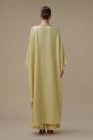 طقم بنطلون اصفر بقصة انسيابية واسعة مع تطريز فاخر