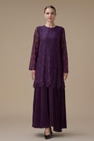 فستان طويل بنفسجي من الدانتيل المطرز