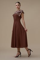 فستان ميدي بني بتفاصيل علوية مطرزة