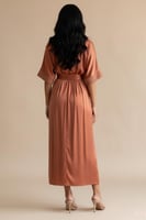 فستان بتصميم قميص بطيات مزين الكريستال وريش لون او...