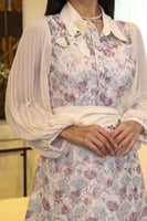 فستان ماكسي دانتيل بحزام مزين بكرستال وريش لون بيج