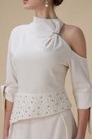 طقم بيج ميدي بتصميم كتف واحد وحزام مطرز باللؤلؤ