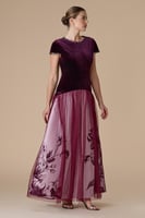 فستان برغندي طويل بأكمام قصيرة