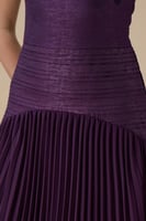 فستان طويل بنفسجي بليسيه بقصة انيقة