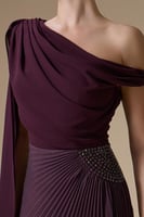 فستان عنابي طويل بكتف واحد