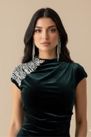 فستان مخملي درابية مزين بكريستالات علي الكتف