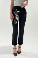 بنطال ميدي ضيق بتعليقة فيونكة لون اسود