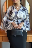 بلوزة موردة باكمام واسعة