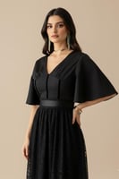 فستان ماكسي دانتيل بأكمام كشكش واسعة لون اسود