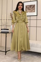 فستان كلاسيكي مزين بأزارير من اللؤلؤ لون اخضر