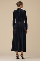 فستان أسود ماكسي مخملي بأحجار كريستالية