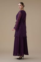 فستان طويل بنفسجي من الدانتيل المطرز