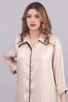 فستان من الساتان اللامع بتصميم قميص لون بيج