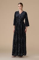 فستان اسود طويل بنقوش مخملية