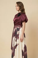 طقم بلوزة وتنورة بربطة من الجنب لون عنابي