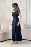 فستان طويل مزين بالكريستال لون كحلي