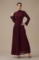 فستان طويل برغندي لامع بكسرات جانبية