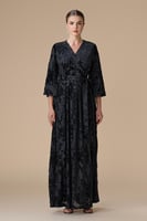فستان اسود طويل بنقوش مخملية
