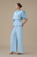 طقم بنطلون ازرق بتصميم بيبلوم وربطة كتف