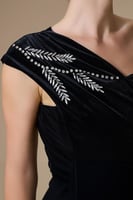 فستان اسود ميدي بكتف مكشوف