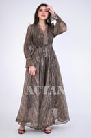 فستان طويل مزين باللؤلؤ