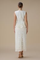 فستان أبيض طويل بتطريز دانتيل