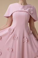 فستان وردي طويل بتفاصيل ورود بارزة