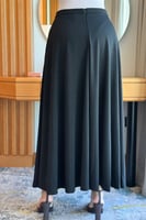 تنورة كلوش بكسرات لون اسود