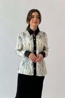 قميص بطبعة زهور وأكمام واسعه