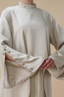 جلابية انيقة بيج بتصميم بليسيه