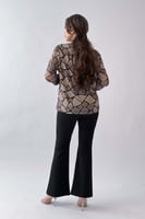 بلوزة تل بياقة مزمومة عالية