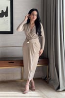 فستان بيج ميدي بثنيات مزين ببروش لون بيج