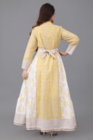 جلابيه بتصميم كلوش ونقوش اسلاميه لون اصفر