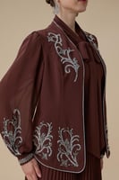 فستان بني من قطعتين بليسيه بتطريزات فاخرة أنيقة