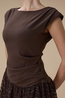 فستان طويل بني بدانتيل مطرز