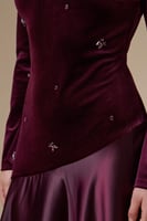 فستان برغندي طويل بأكمام طويلة