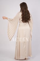 فستان ماكسي بكسرات وطرف جانبي لون بيج