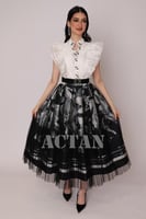 طقم بلوزة وتنورة أنيق مزين بكريستالات لون أبيض