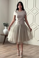 فستان ميدي بياقة مزينة بلؤلؤ لون رصاصي