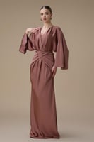 فستان بني طويل بتصميم لف