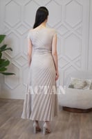 فستان ماكسي بكتف مزين باللؤلؤ لون بيج