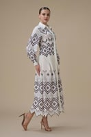 فستان ميدي سكري بنقوش هندسية بحزام خصر