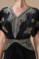 فستان اسود طويل مخمل مطرز