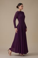 فستان طويل بنفسجي بوشاح كتف